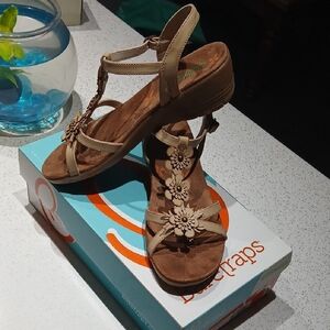 BareTraps Women's Floral Tan Sandals Sz 10